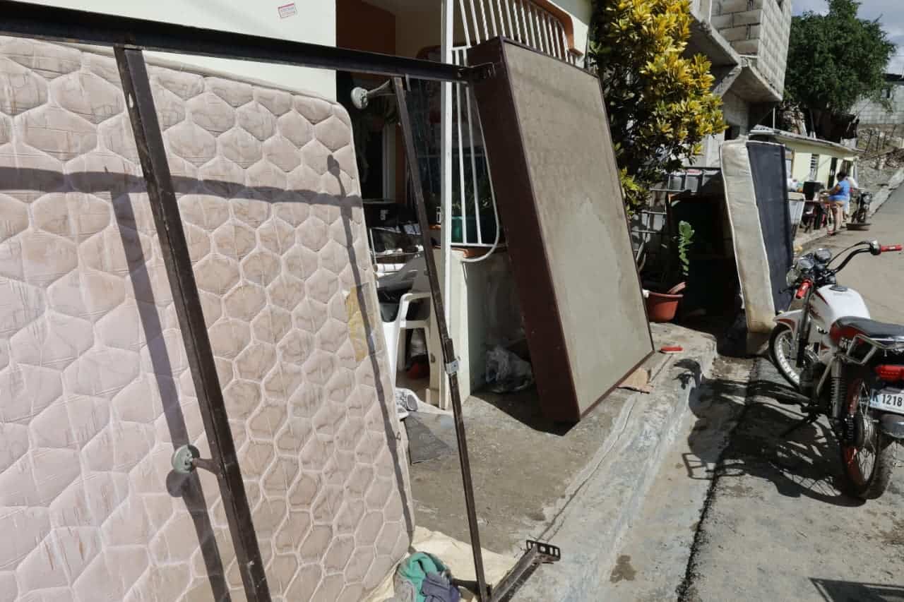 Colchones sacados a la calle por comunitarios de los barrios en San José de Ocoa tras las inundaciones provocadas por el huracán Melissa.