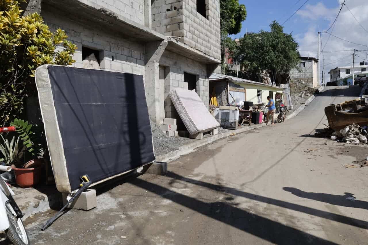 <font dir=auto style=vertical-align: inherit;><font dir=auto style=vertical-align: inherit;>Los comunitarios del barrio El Cocal colocando sus colchones en las calles para secarlos. </font></font>