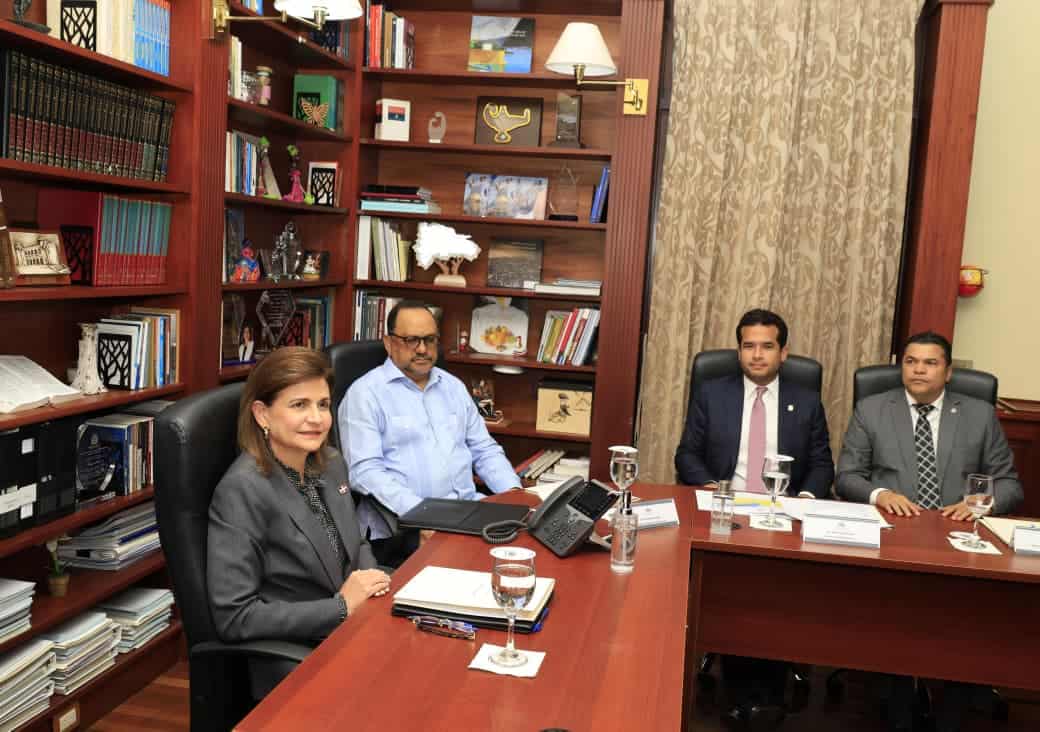 La vicepresidenta Raquel Peña, el consultor jurídico Antoliano Peralta; el diputado Tobías Crespo y el senador Omar Fernández durante la reunión.