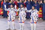 China envía al espacio a su astronauta más joven
