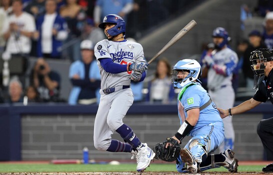 Alarma en los Dodgers: Mookie Betts abandona el encuentro del s&aacute;bado por molestias f&iacute;sicas