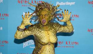 Heidi Klum se disfraza de medusa para su tradicional fiesta de Halloween