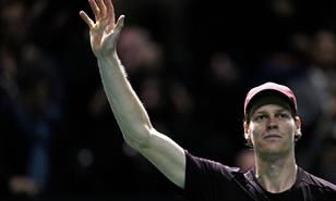 Jannik Sinner arrolla a Zverev y jugará la final del Masters de París