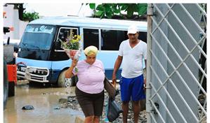 Lluvias inundan entrada del cementerio de Los Casabes en víspera del Día de los Fieles Difuntos