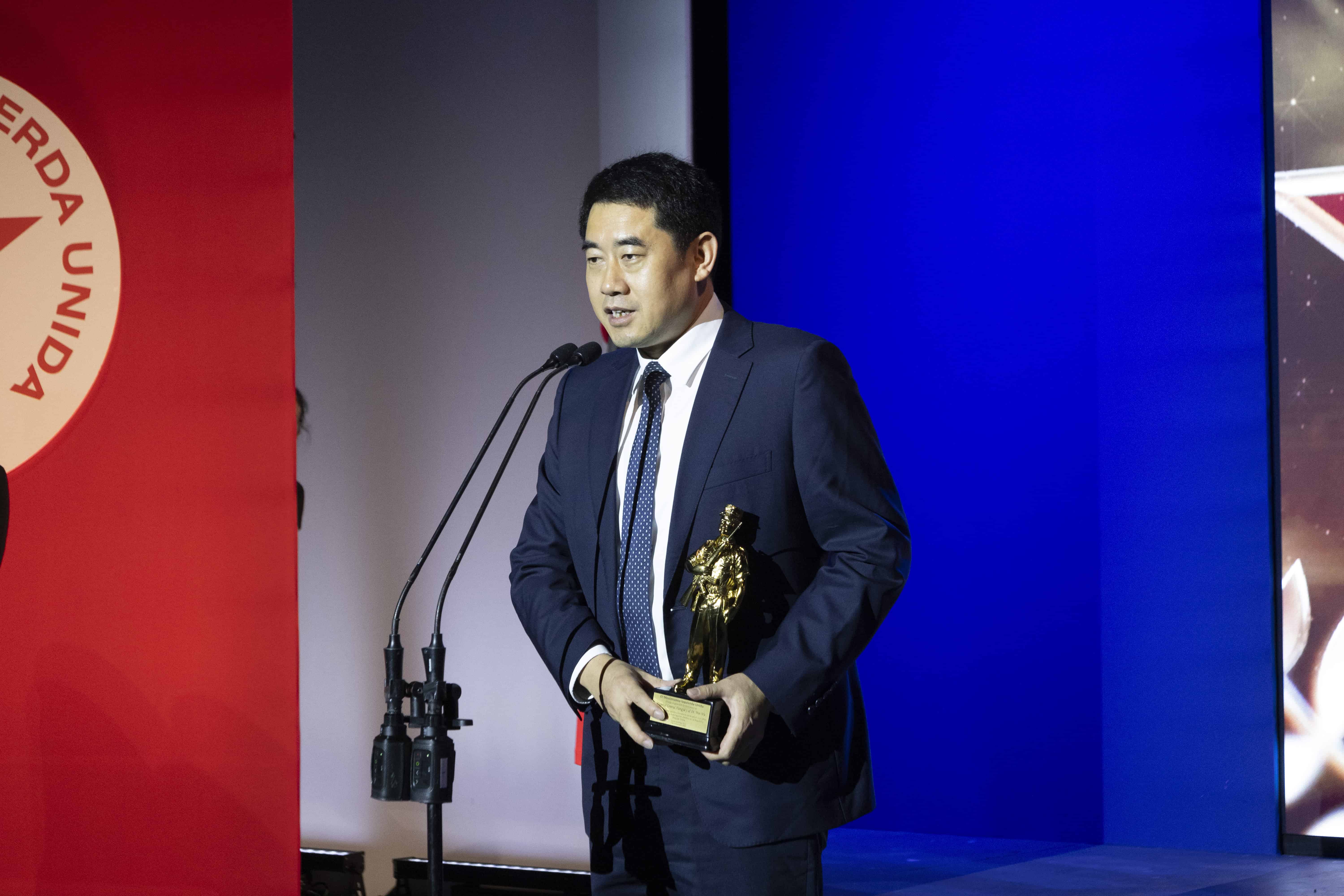 Dr. Wei Wu, ödül için herkese teşekkür etti ve Dominik Cumhuriyeti'ne ilk kez seyahat ettiğini söyledi.