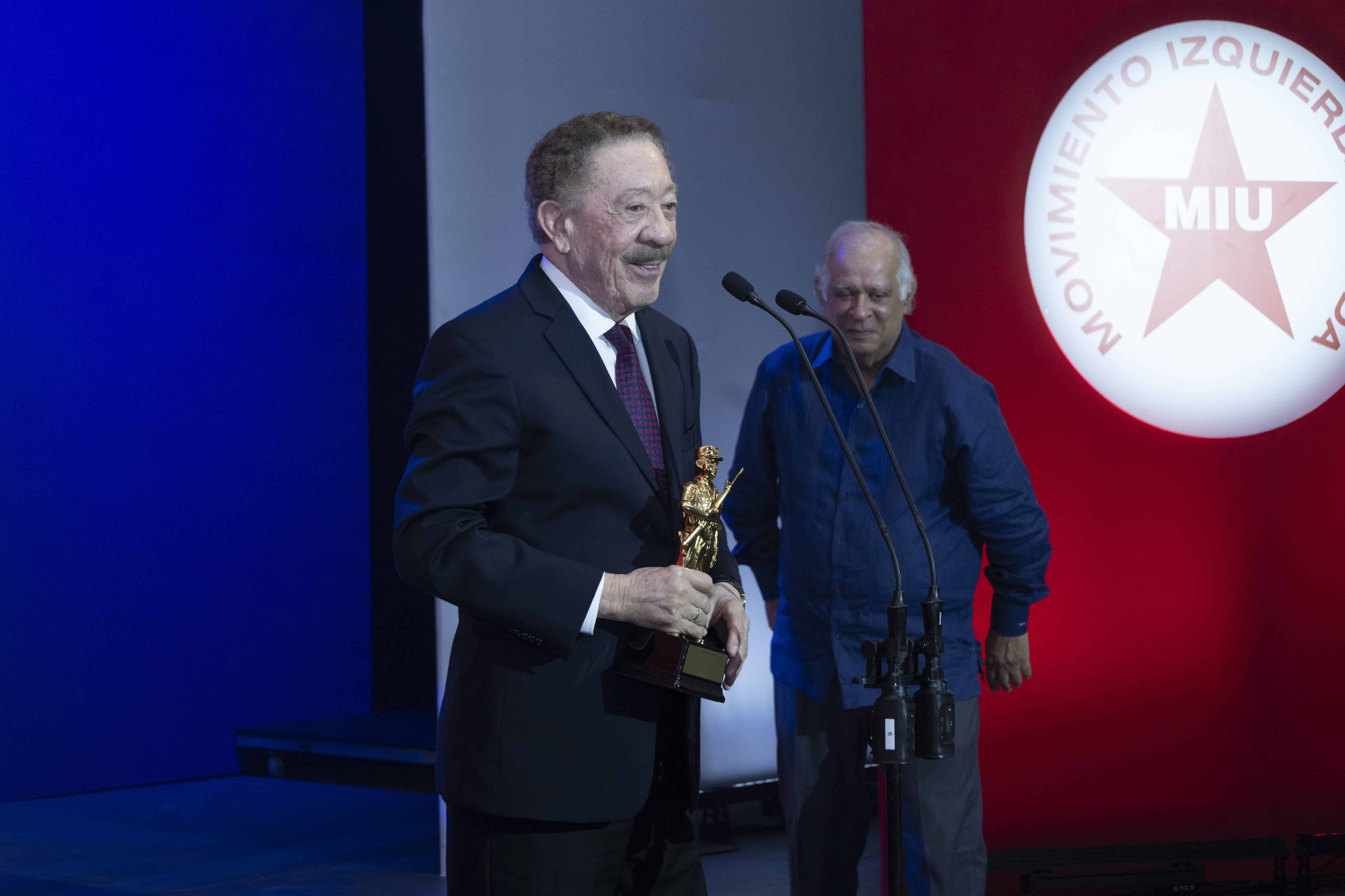 Hector Diaz Polanco, ödülü aldıktan sonra izleyicilere hitap etti.