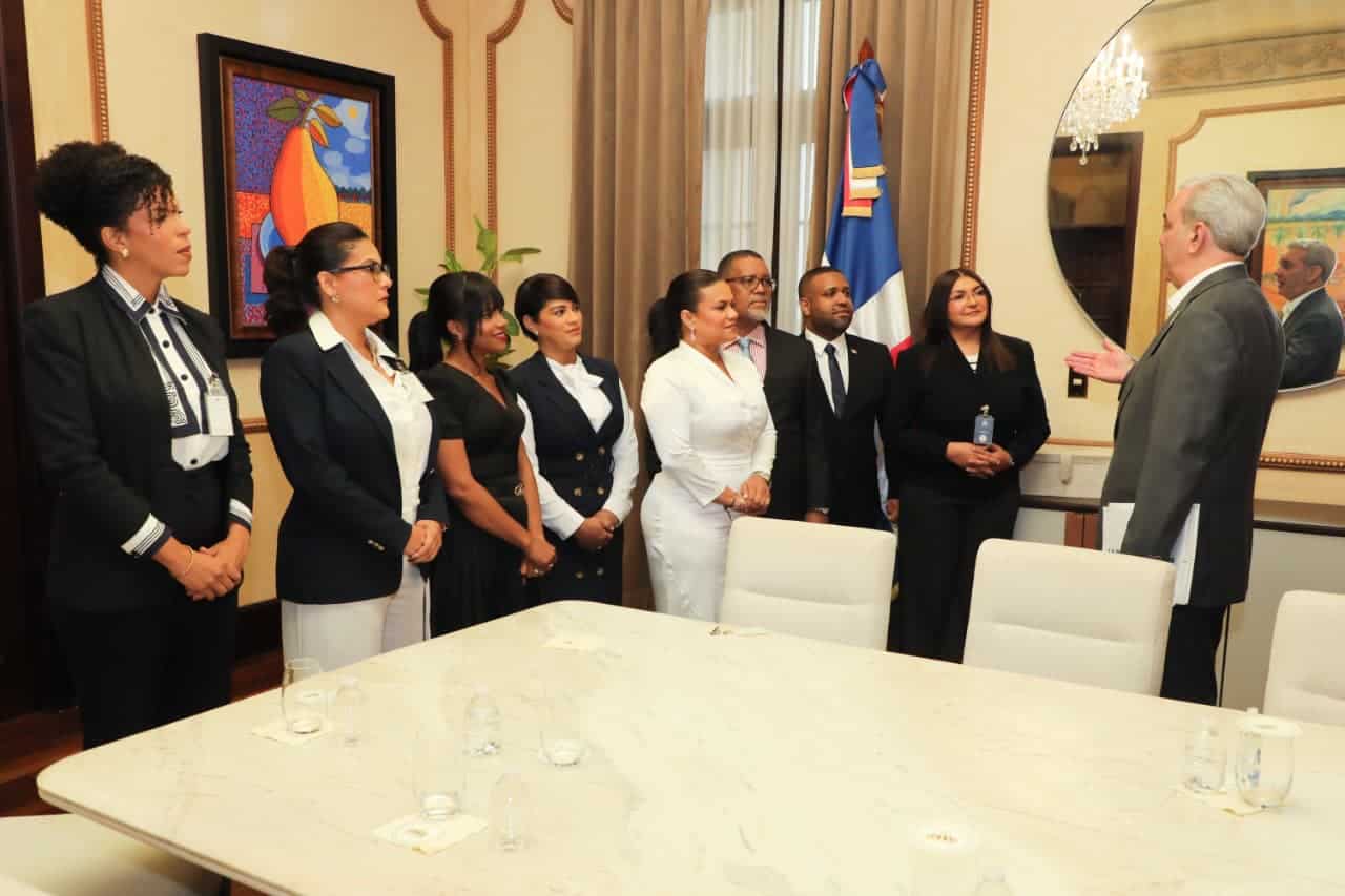 El presidente Luis Abinader conversa con la comitiva de Adompretur con cuyos integrantes se reunió el pasado martes en el Palacio Nacional.