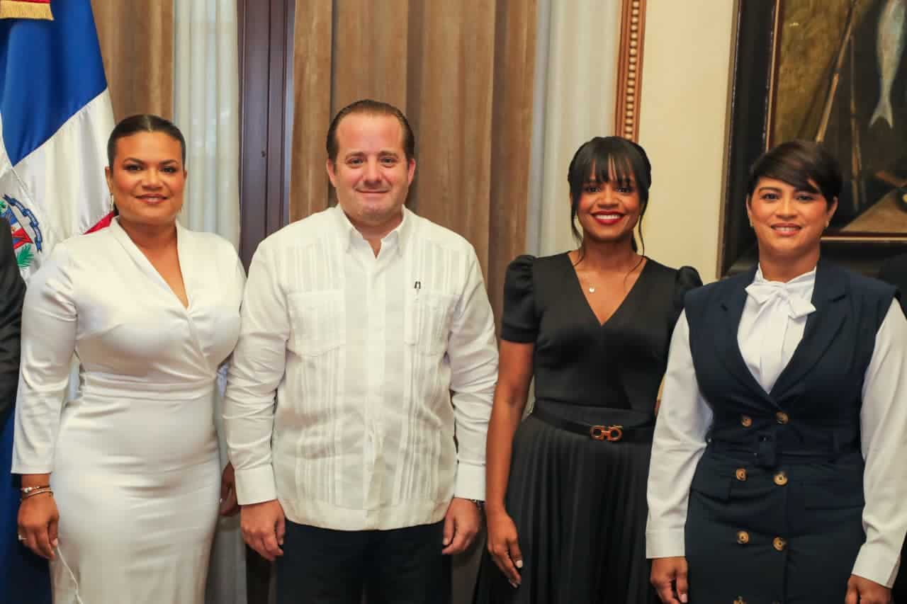 Sarah Hernández, el ministro de la Presidencia, José Ignacio Paliza, Millizen Uribe y Carmen Bretón.