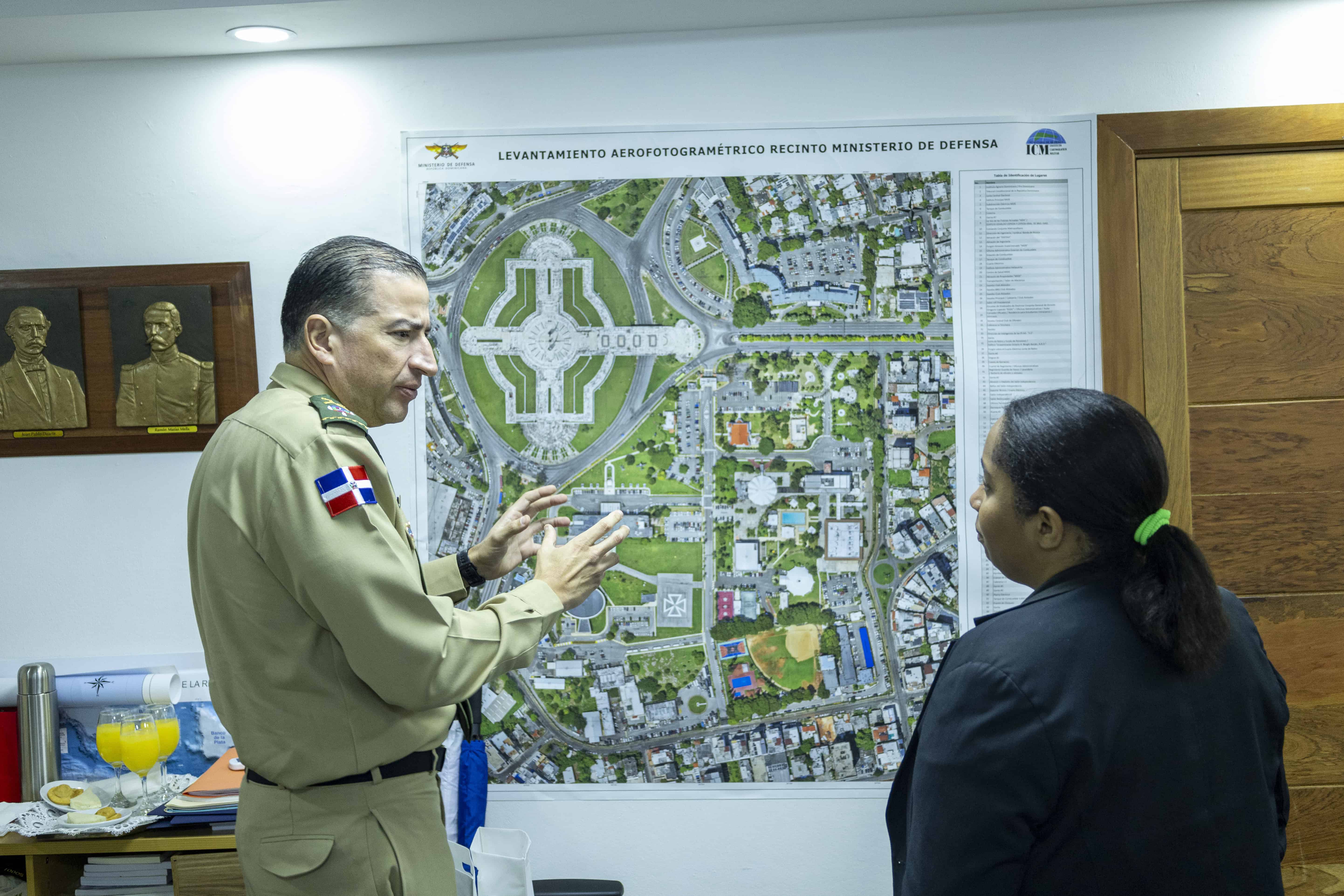 Director del ICM muestra levantamiento aerofotogramétrico del Ministerio de Defensa.