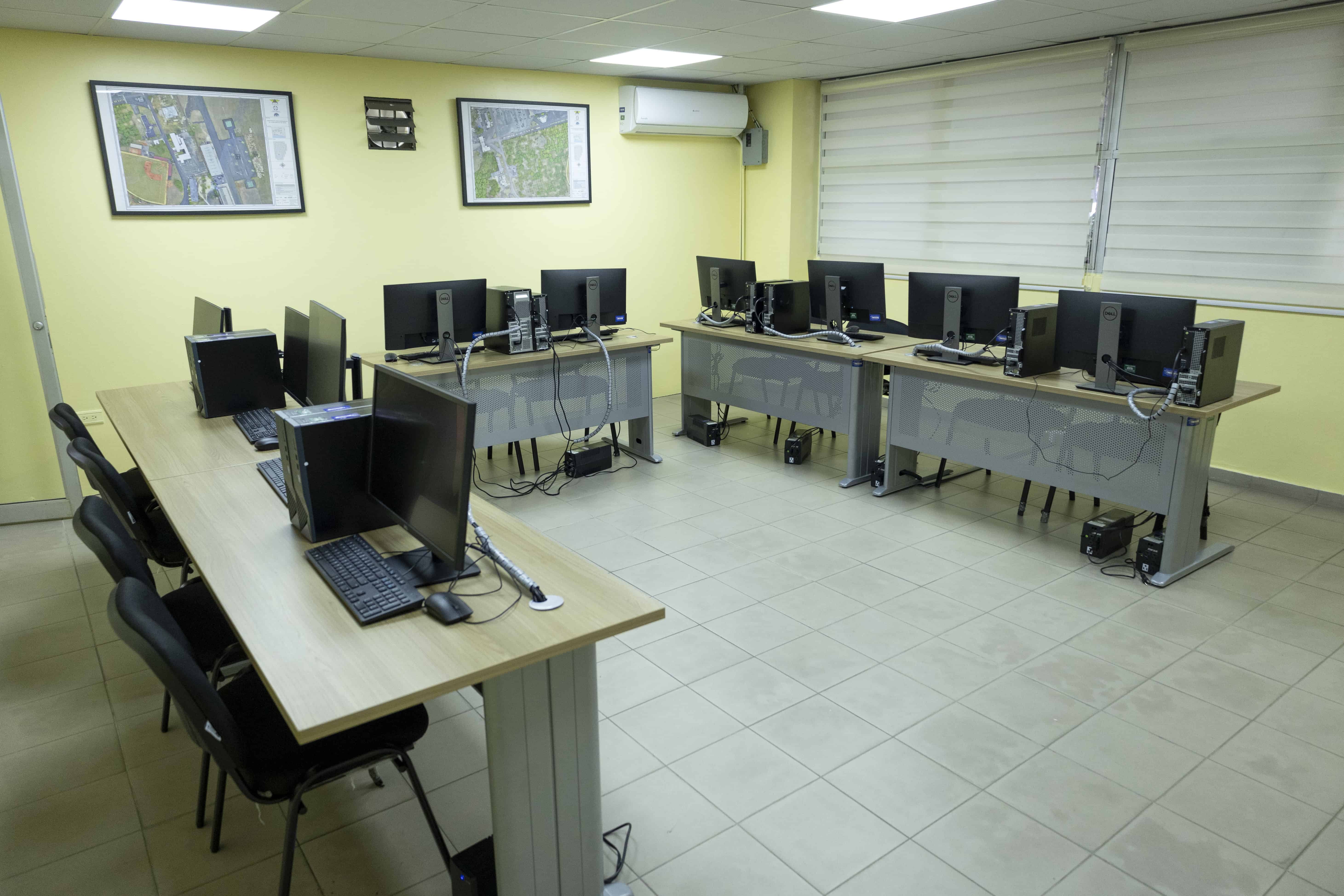 Salon de capacitaciones del Instituto Cartográfico Militar.