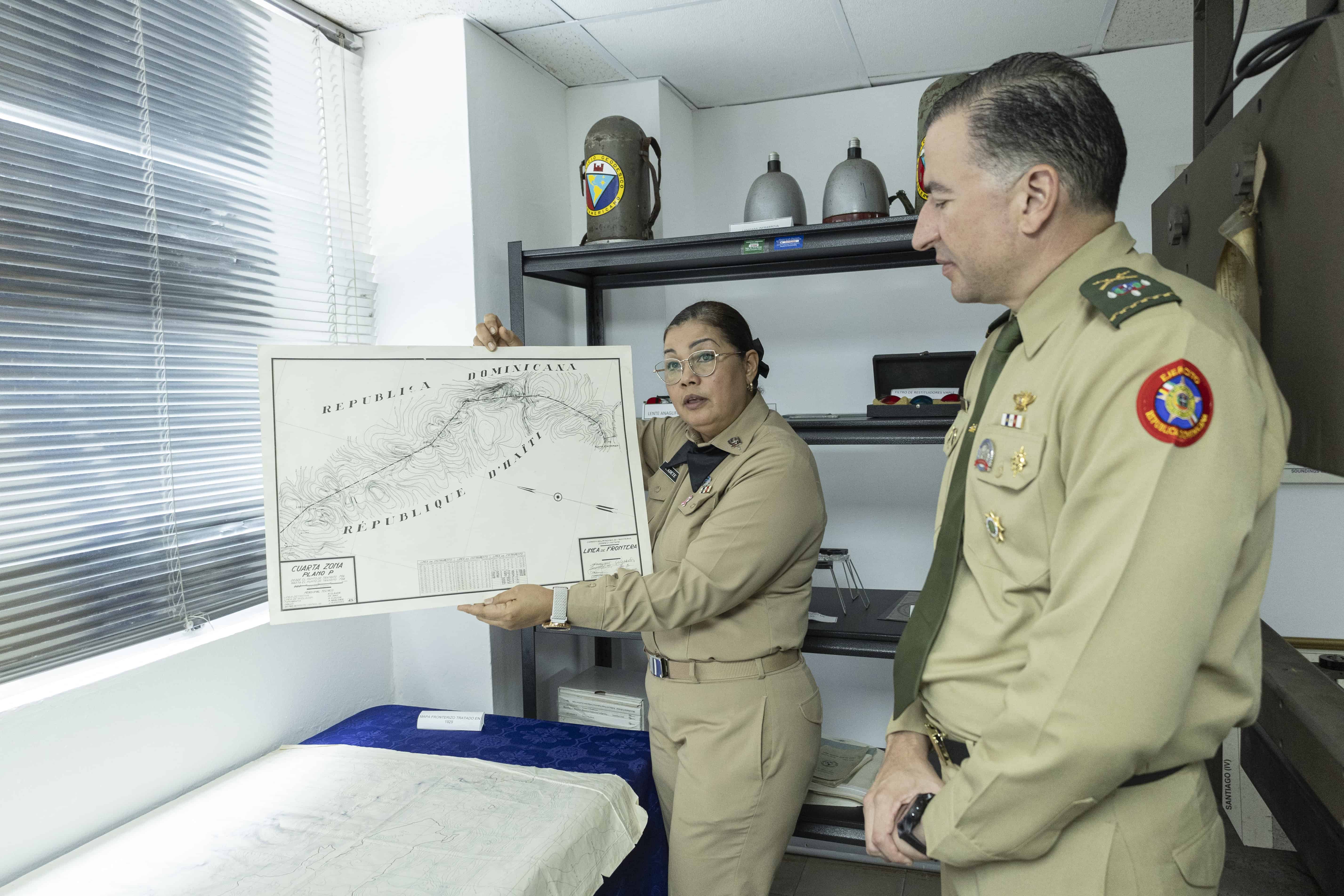 La Capitán de Corbeta Alba Lucía Cadete muestra mapa que delimita República Dominica y Haití que se remonta a 1929.