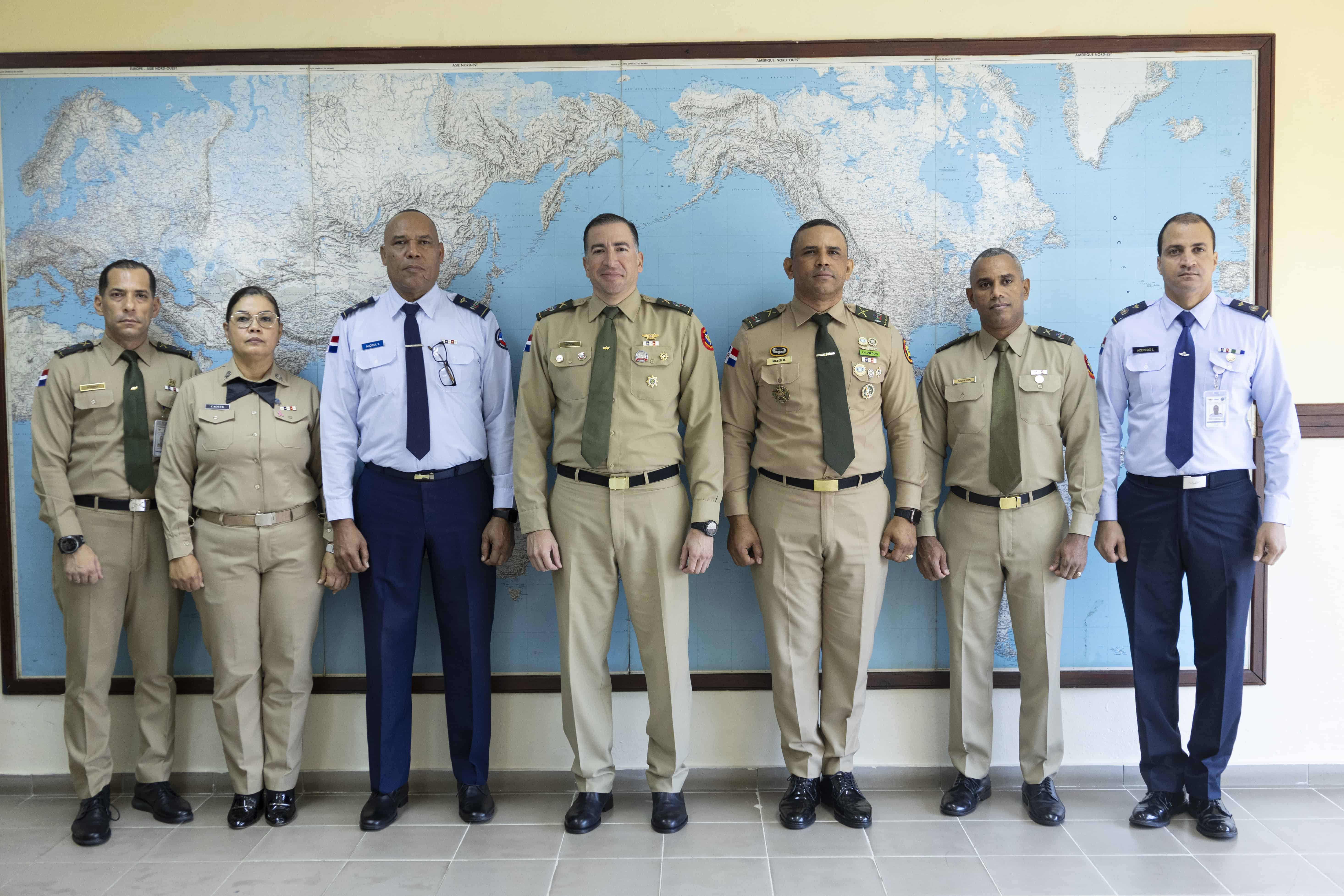 El coronel César Medina junto a personal del Instituto.