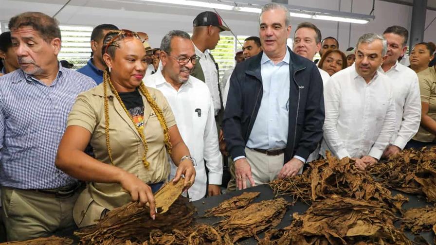 Presidente Abinader inaugura dos naves industriales en Zona Franca de San Juan