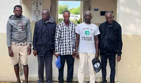 Armada detiene a cinco haitianos por pesca ilegal en Montecristi