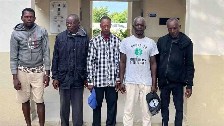 Armada detiene a cinco haitianos por pesca ilegal en Montecristi