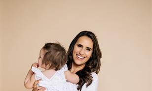 Periodista dominicana Mercedes Sánchez lanza plataforma para madres primerizas después de los 40