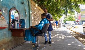 Sin techo, pero con clientela: la economía detrás de las barberías callejeras