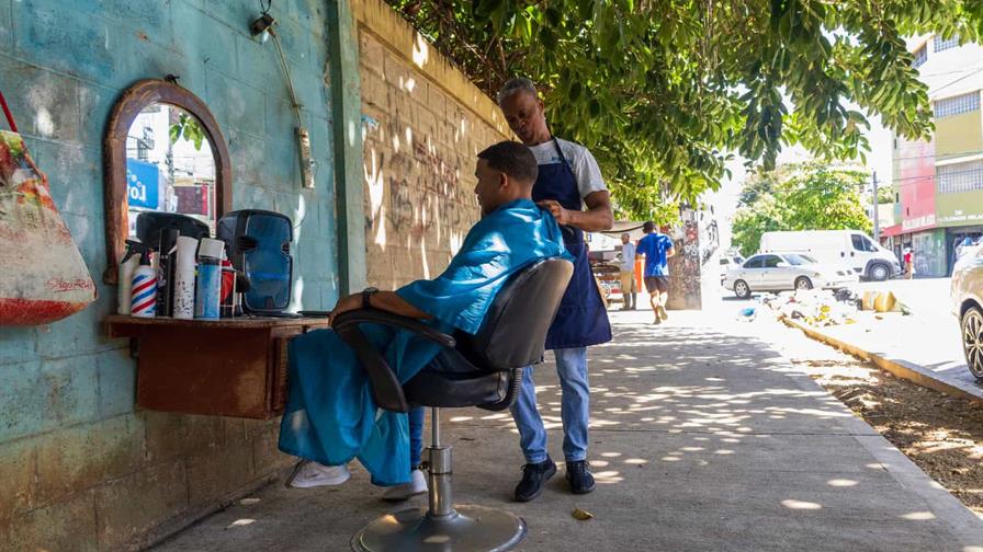 Sin techo, pero con clientela: la economía detrás de las barberías callejeras Sin techo, pero con clientela: la economía detrás de las barberías callejeras