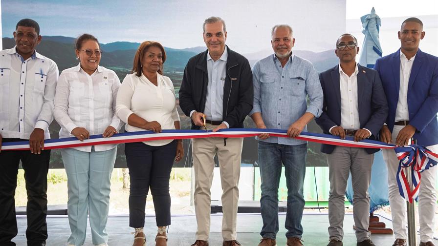 Presidente Abinader inaugura carreteras y obras de desarrollo en San Juan