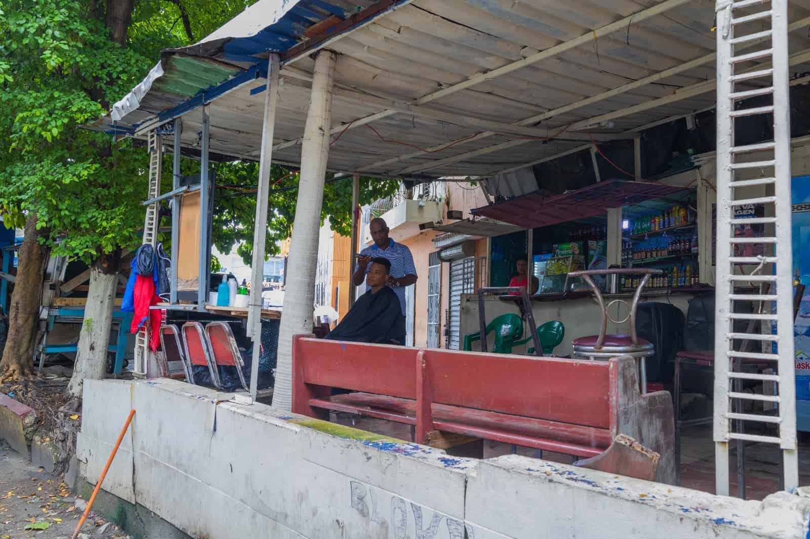 Gilberto Alcalá, quien salió de un local porque le generaba pérdidas, atiende a un cliente.