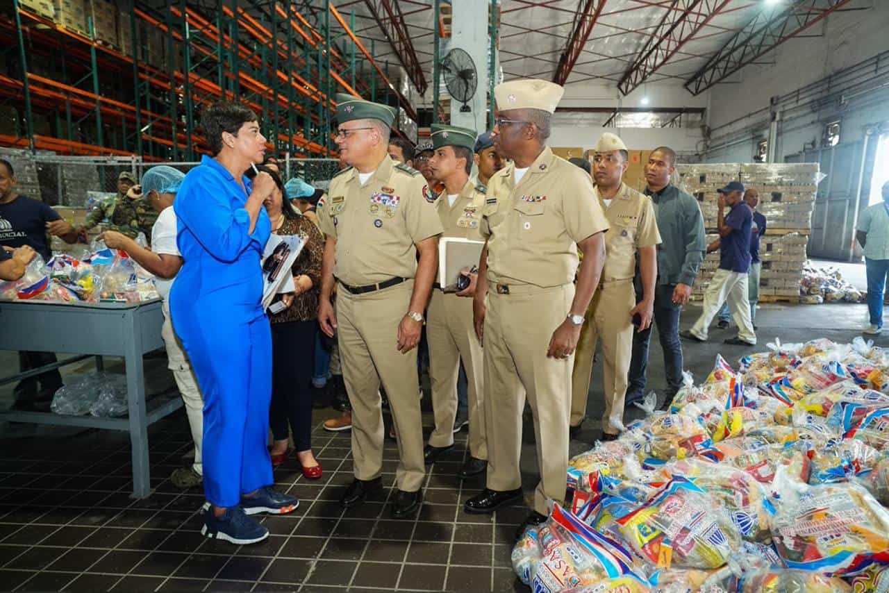 Autoridades militares supervisan los paquetes para el envío.