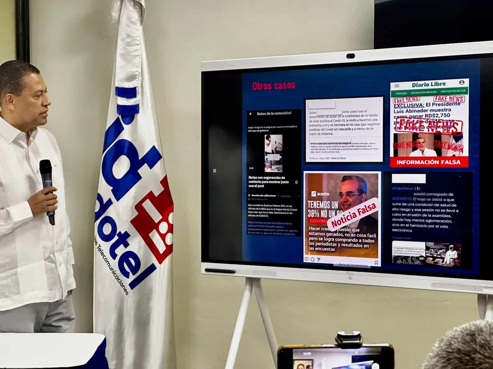 Guido Gómez Mazara, presidente de Indotel, señalando publicaciones de noticias falsas distribuidas por bots.