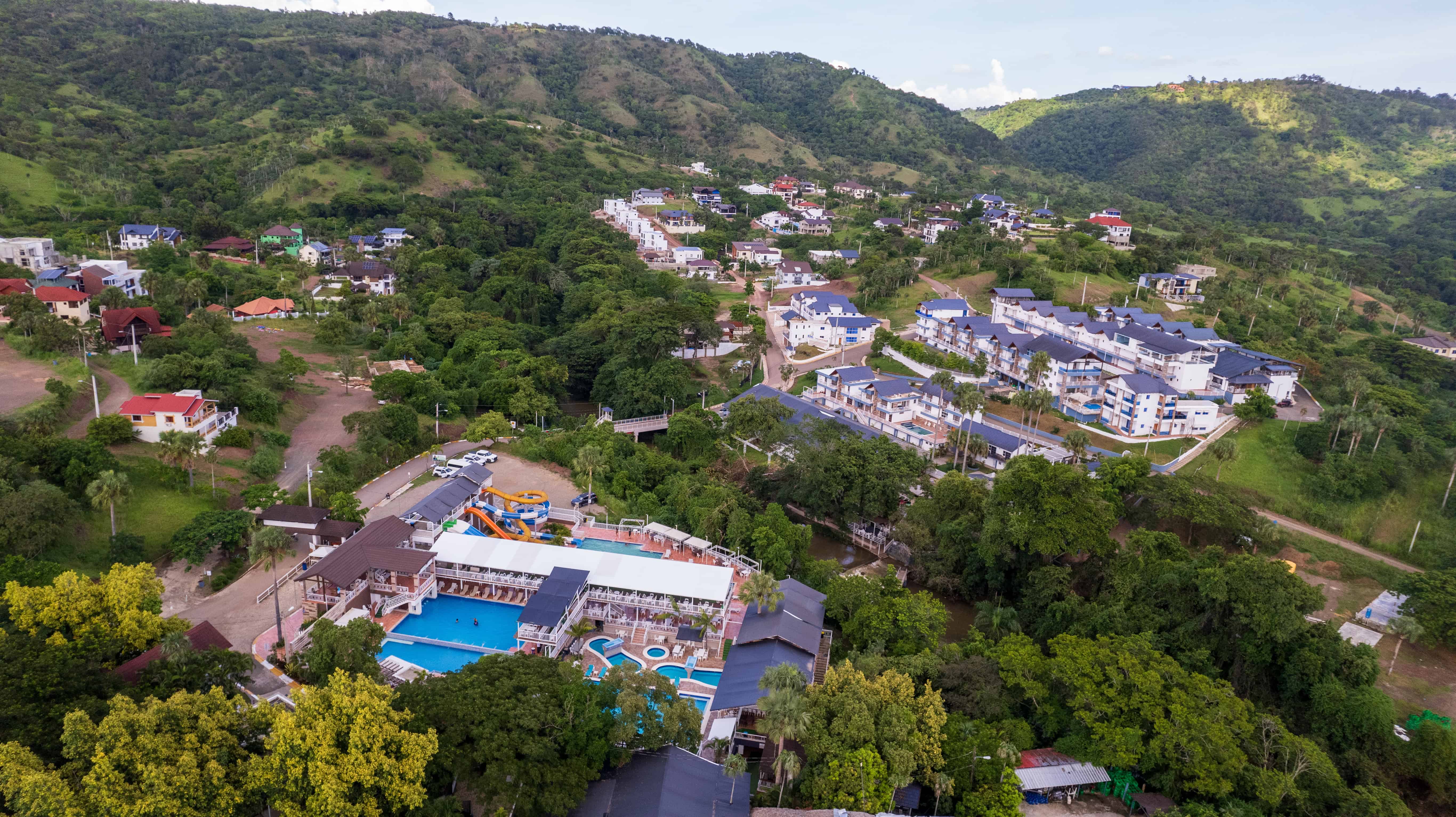 Campo Verde es uno de los ejemplos de inversión de un dominicano en la diáspora: Miguel Ángel Peña, quien inició este proyecto con una inversión de 100 millones de dólares. El proyecto integra un hotel, además de proyectos inmobiliarios para quienes quieran comprar para vivir o alquilar.