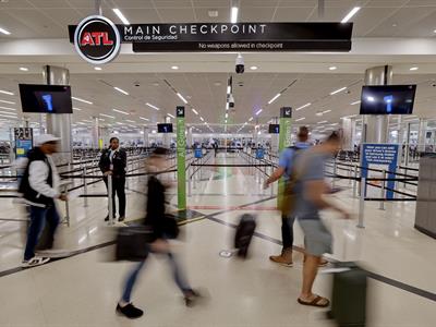 Continúan atrasos en aeropuertos de EE. UU.