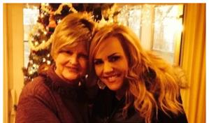 Detienen a presentadora de televisión acusada de apuñalar mortalmente a su madre