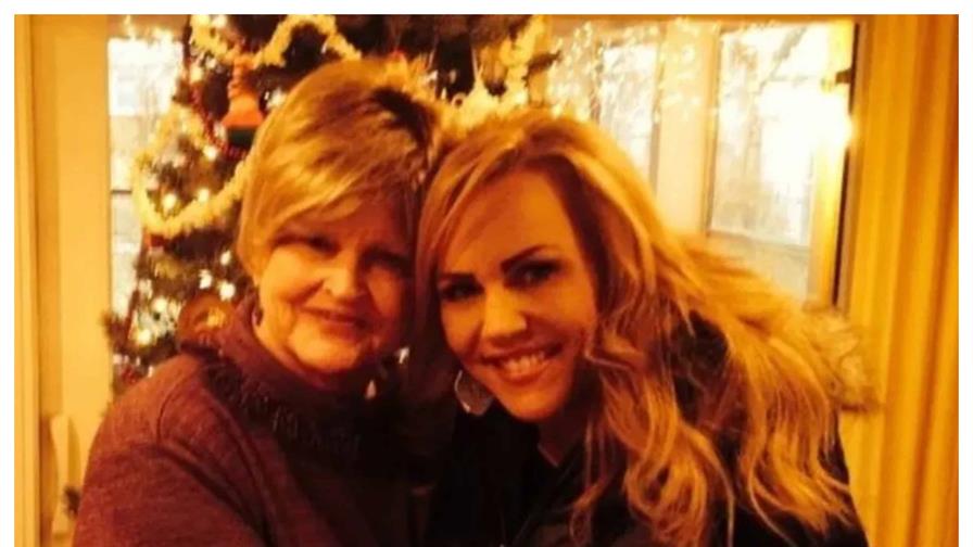 Detienen a presentadora de televisión acusada de apuñalar mortalmente a su madre Detienen a presentadora de televisión acusada de apuñalar mortalmente a su madre