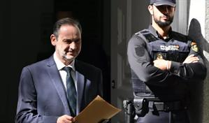 Juez español pide juzgar por corrupción a exministro cercano a Pedro Sánchez