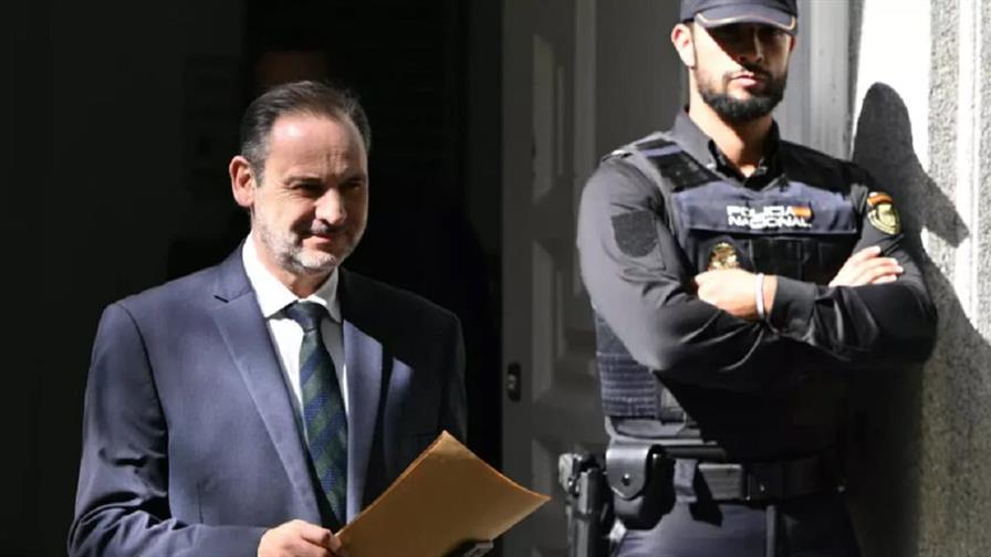 Juez español pide juzgar por corrupción a exministro cercano a Pedro Sánchez