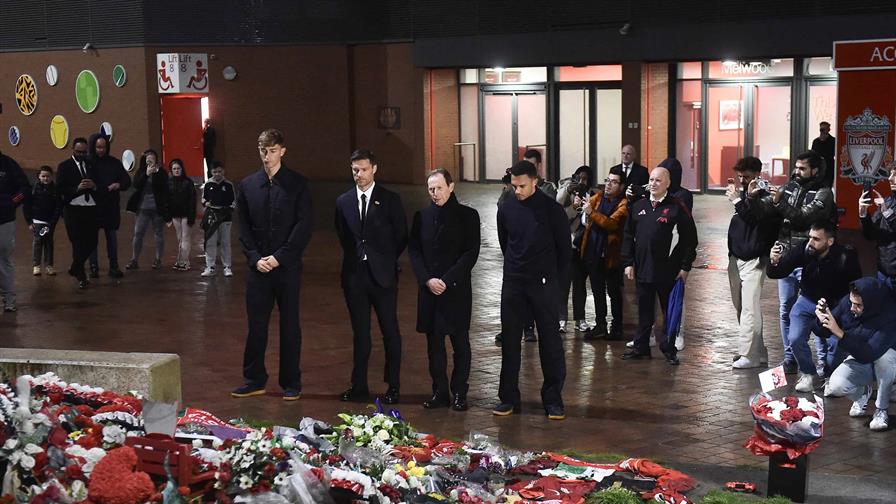 El Real Madrid homenajea a Diogo Jota con una ofrenda floral en Anfield