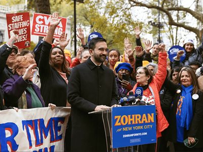 Zohran Mamdani cruza puente de Brooklyn seguido de sus votantes