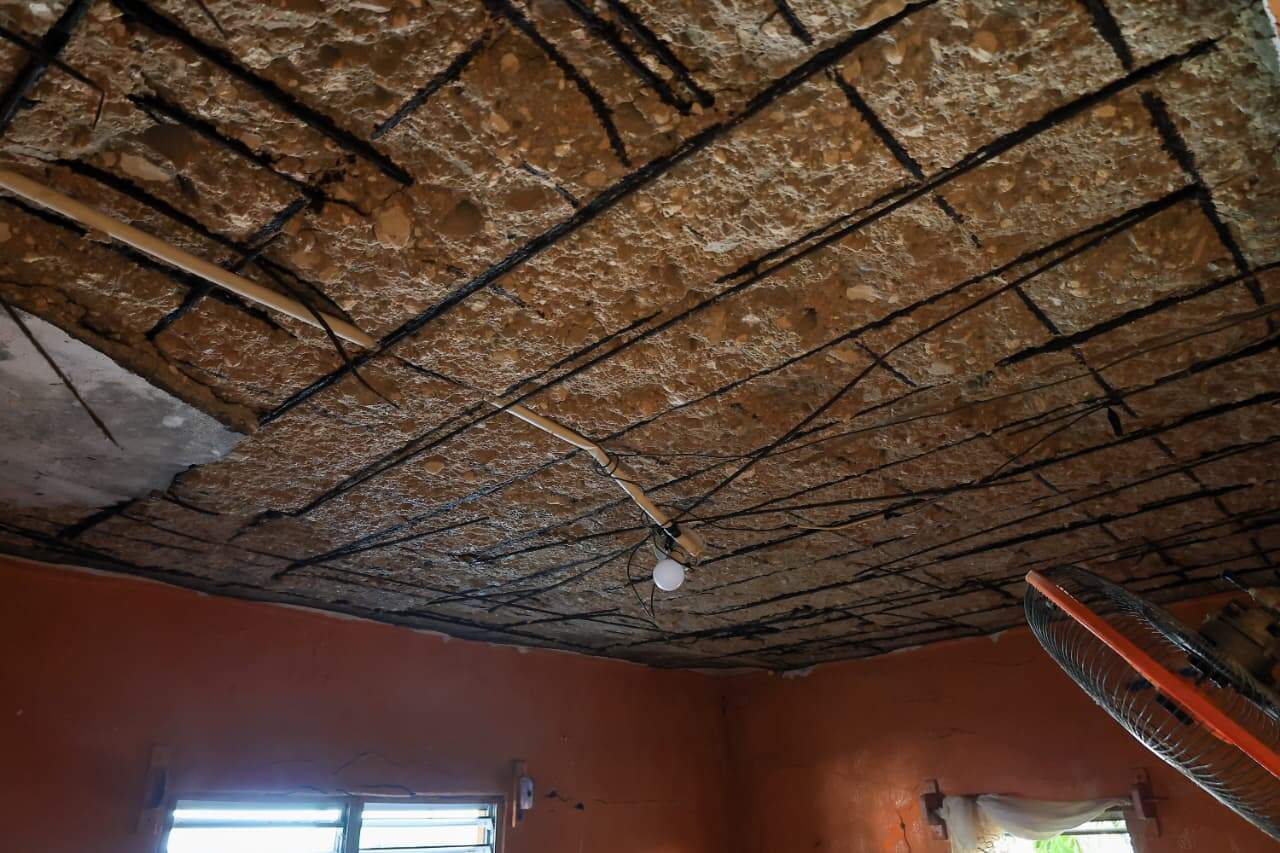 El techo destruido de una casa.