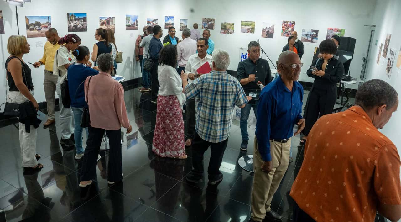 El público que asiste a la exposición exposición Cuatro miradas a la ciudad.