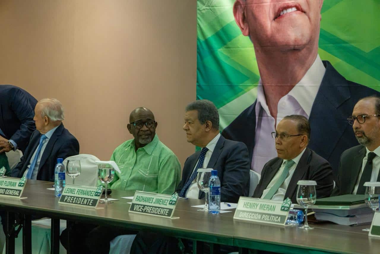 Rafael Alburquerque, Antonio Florián, Leonel Fernández, Radhamés Peña y Henry Merán durante la actividad. 
