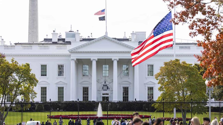 La Casa Blanca ondea banderas a media asta pero no se pronuncia sobre muerte de Cheney La Casa Blanca ondea banderas a media asta pero no se pronuncia sobre muerte de Cheney