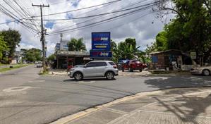 Desorden urbano y abandono en la esquina de la avenida Buenaventura Freites