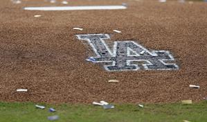 Agentes de migración cercan el estadio de los Dodgers tras el festejo de la Serie Mundial