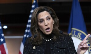Tras baja en las encuestas, la republicana Mar&iacute;a Elvira Salazar cuestiona a Trump por pol&iacute;tica migratoria