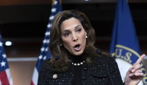 Tras baja en las encuestas, la republicana Mar&iacute;a Elvira Salazar cuestiona a Trump por pol&iacute;tica migratoria