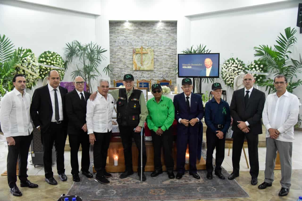 Diversas personalidades se reúnen frente al ataúd de Marcelo Bermúdez