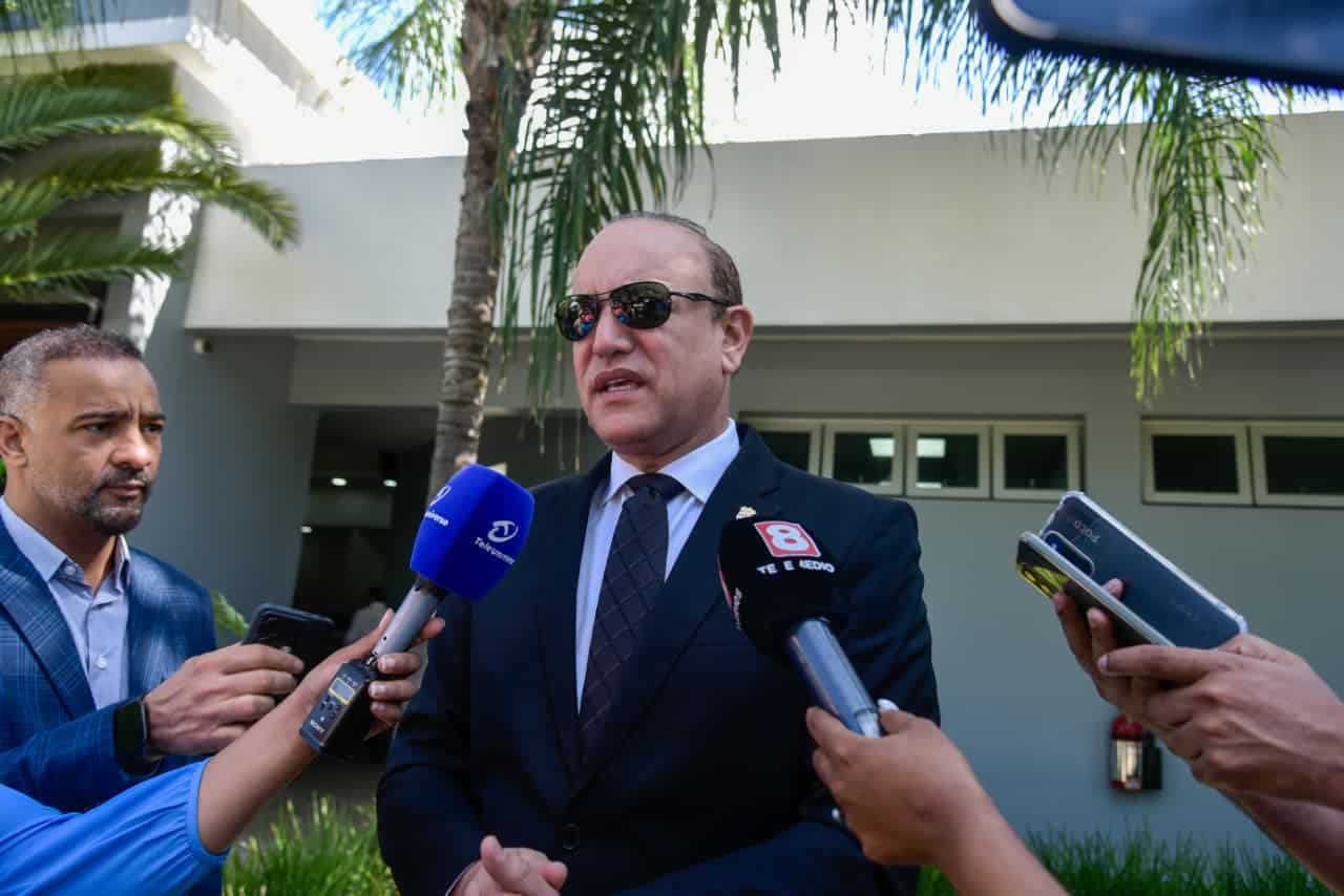 El alcalde de Santiago, Ulises Rodríguez, durante la ceremonia fúnebre.