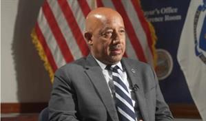 El dominicano Brian DePeña gana la reelección por la alcaldía de Lawrence