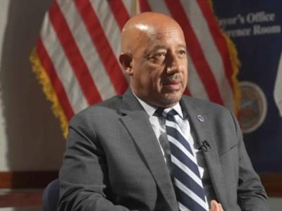 Brian DePeña gana la reelección por la alcaldía de Lawrence