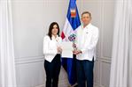 Leah Francis Campos presenta copias de estilo de sus cartas credenciales al canciller Álvarez