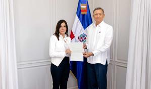 Leah Francis Campos presenta copias de estilo de sus cartas credenciales al canciller Álvarez