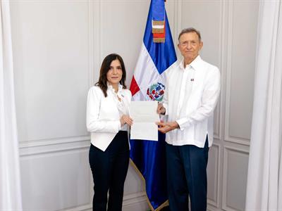 Leah Francis Campos presenta copias credenciales al canciller Álvarez