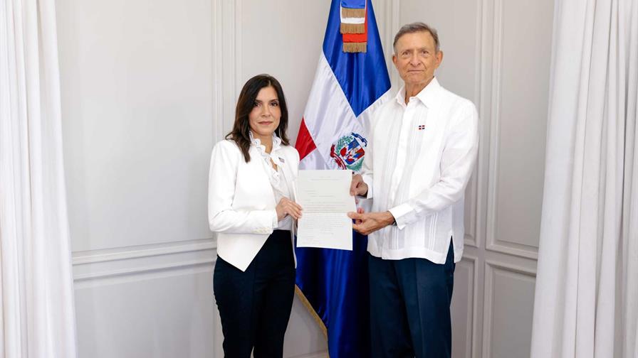 Leah Francis Campos presenta copias de estilo de sus cartas credenciales al canciller Álvarez Leah Francis Campos presenta copias de estilo de sus cartas credenciales al canciller Álvarez